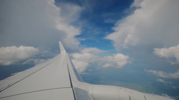 Flugzeugflügel Des Fliegens Wolken Und Blauem Himmel Flugzeug Weite Sicht — Stockvideo