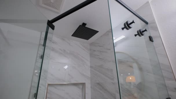 Moderne Betegelde Badkamer Met Douche Prive Huis Onroerend Goed Interieur — Stockvideo