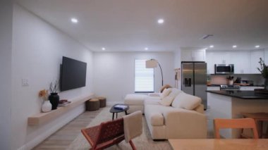 Modern Lüks İç Tasarım elementleri yeni yenilenmiş bir evde, kamera görüntülerini taşıyorlar. Yüksek kalite 4k görüntü