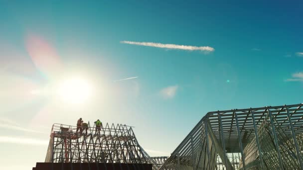 Nagranie Dachu Przemysłowego Dekarzy Instalujących Nowy Dach Budynku Przemysłowym Lub — Wideo stockowe