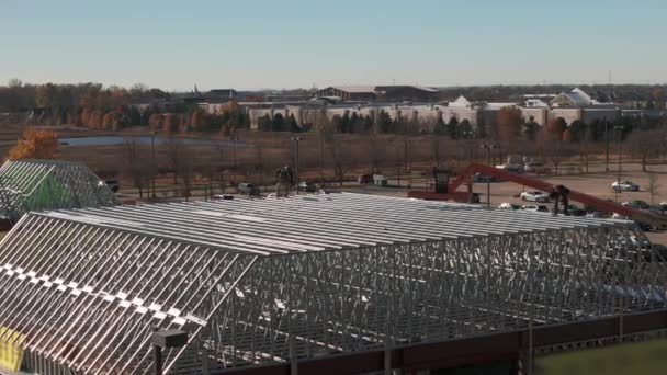 一个工业屋顶的大镜头 在工业建筑物或仓库安装新屋顶的屋顶工人 高质量的4K镜头 — 图库视频影像