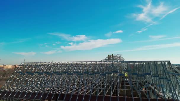 Широкий Воздушный Снимок Строительной Промышленной Крыши Кровельщики Устанавливают Новую Крышу — стоковое видео