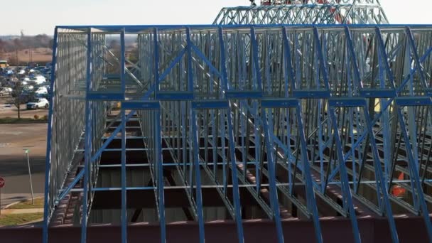 Zdjęcie Lotnicze Elementów Dachu Przemysłowego Dekarzy Instalujących Nowy Dach Budynku — Wideo stockowe