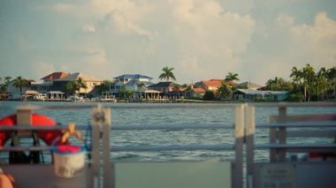 Florida sahilinde evler, palmiye ağaçları, bir teknenin manzarası. Yüksek kalite 4k görüntü