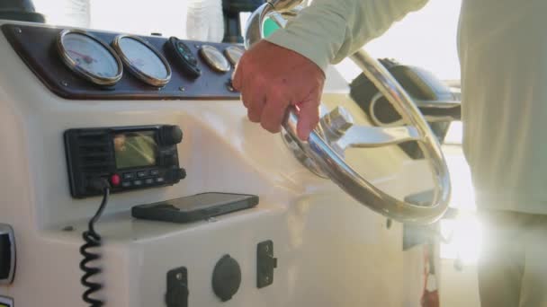 Чоловіча Рука Повертає Човен Рульове Колесо Світанку Відкритому Повітрі Високоякісні — стокове відео
