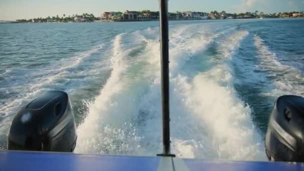 Een Spoor Van Water Achter Boot Zeilen Een Boot Schip — Stockvideo