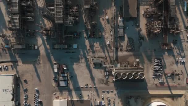 石油とガソリン燃料精製所の石油化学プラントを日当たりの良い日に撮影したドローン 高品質の4K映像 — ストック動画