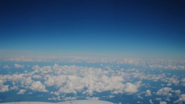 Blauer Himmel Und Wolken Blick Aus Dem Flugzeug Hochwertiges Filmmaterial — Stockvideo