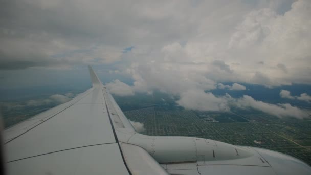 Weite Sicht Des Flugzeugflügels Des Wolken Fliegenden Flugzeugs Aus Der — Stockvideo