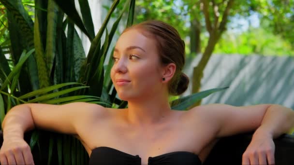 Žena Relaxace Venkovní Lázni Mezi Zelenými Tropickými Rostlinami Vysoce Kvalitní — Stock video