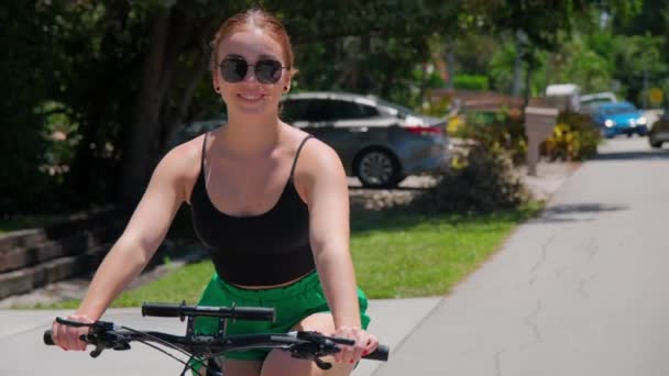 Bir Kadın Tropik Banliyölerde Yeşil Palmiye Ağaçları Arasında Bisiklet Sürüyor — Stok video