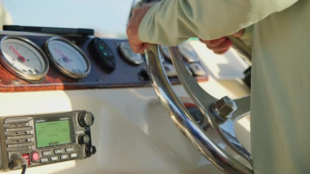 Αρσενικό Χέρι Στροφή Τιμόνι Βάρκα Στον Ήλιο Εξωτερικούς Χώρους Κλείσε — Αρχείο Βίντεο