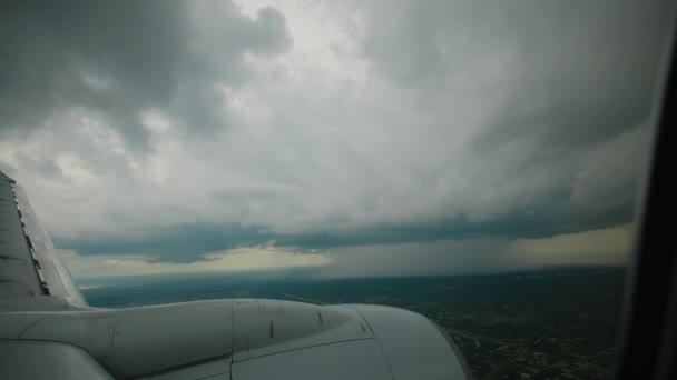 Vista Ampla Aeronaves Voando Nuvens Escuras Avião Asa Como Visto — Vídeo de Stock