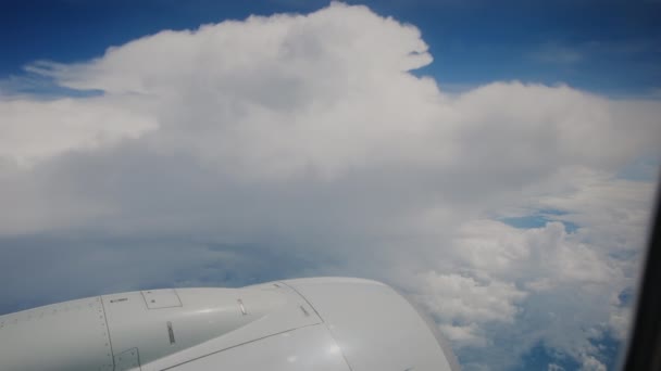 Letadla Létající Oblacích Letadla Křídlo Modrá Obloha Jak Vidí Cestující — Stock video