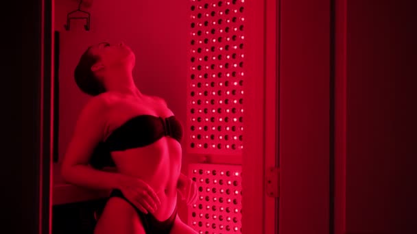Röd Ljusbehandling Kvinnan Svart Bikini Föryngrar Huden Med Hjälp Behandling — Stockvideo
