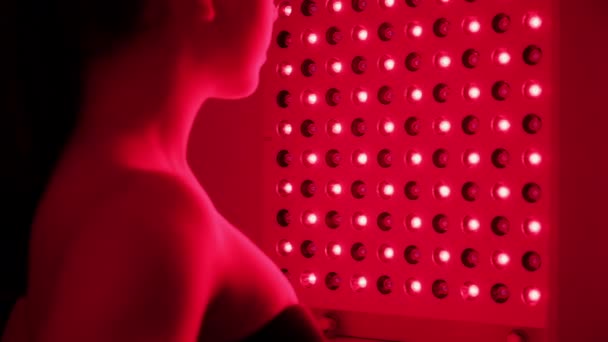 Terapia Czerwonym Świetle Kobieta Czarnym Bikini Przechodzi Odmładzanie Skóry Pomocą — Wideo stockowe