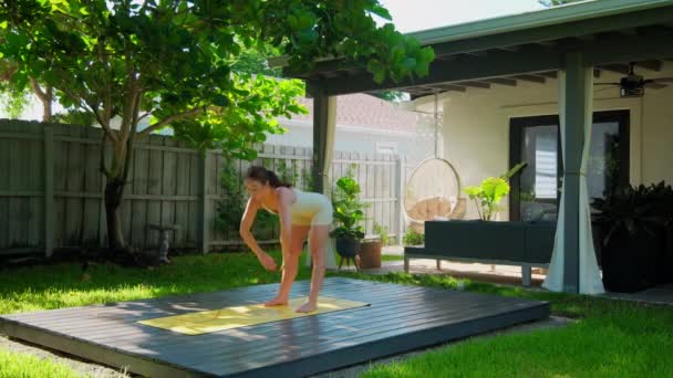 아름다운 뒷마당 정원에서 매트에 포즈에 스포츠웨어에 고품질 — 비디오