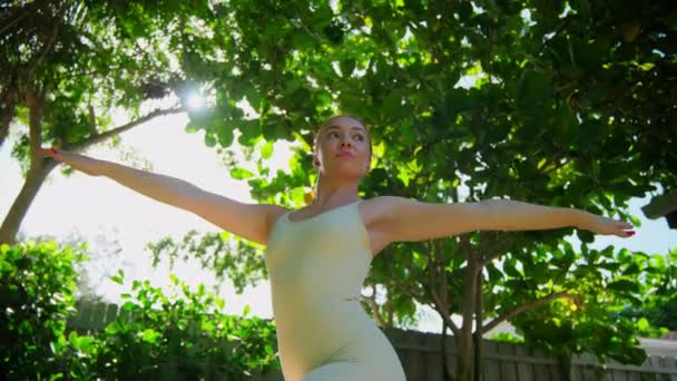 Närbild Skott Kvinna Sportkläder Stående Pose Medan Utövar Yoga Vackra — Stockvideo