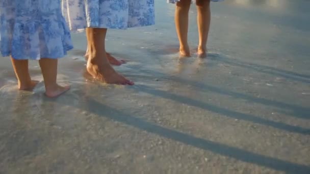Ailenin Bacakları Anne Çocuklar Islak Kumun Üzerinde Duruyorlar Bir Deniz — Stok video