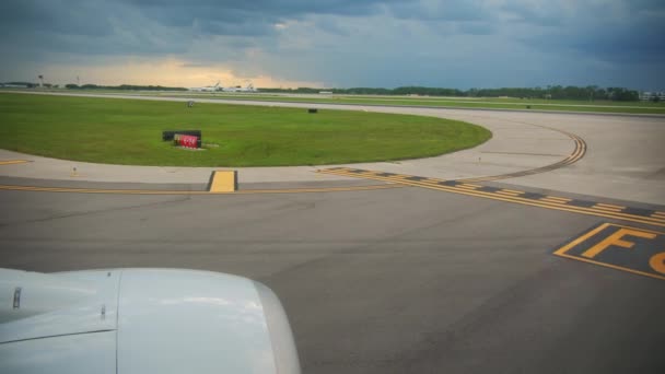 航空公司接近跑道 从舷窗俯瞰机翼的全景 是的高质量的4K镜头 — 图库视频影像