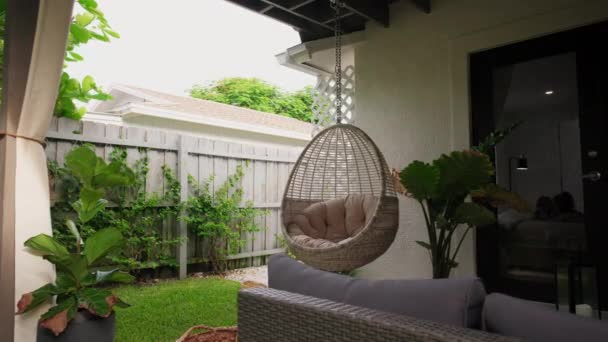 Crèmekleurige Hangstoelen Tropische Tuin Beweeg Camerabeelden Hoge Kwaliteit Beeldmateriaal — Stockvideo