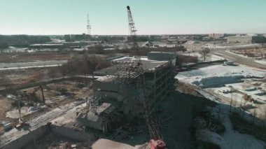 Bir yıkım alanındaki çöplerden kurtulmak için çalışan makineler. Geniş hava görüntüsü. Yüksek kalite 4k görüntü