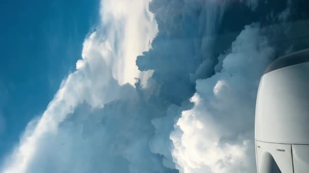 Samoloty Lecące Chmurach Skrzydło Samolotu Błękitne Niebo Szerokie Ujęcie Pionowe — Wideo stockowe