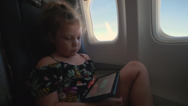 Une Petite Fille Assoit Dans Avion Joue Sur Tablette Images — Video