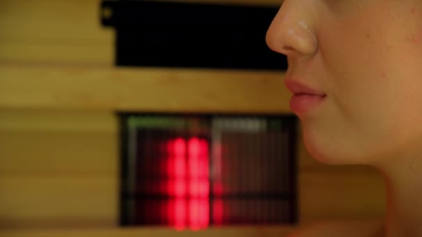 Hermosa Mujer Caucásica Sentada Sauna Bebe Agua Vaso Imágenes Alta — Vídeo de stock