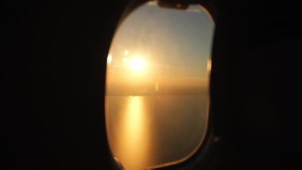 Letadlo Létá Křídlo Letadla Zlatý Západ Slunce Široké Záběry Vysoce — Stock video