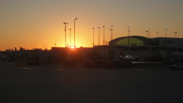 Planet Kör Genom Porten Vid Terminalen Chicagos Internationella Flygplats Ett — Stockvideo