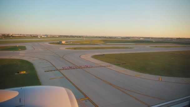 飛行機がシカゴ国際空港に着陸する ワイドショット 高品質の4K映像 — ストック動画