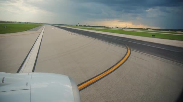 Повітряний Літак Наближається Злітно Посадкової Смуги Широкий Вид Крило Отвору — стокове відео