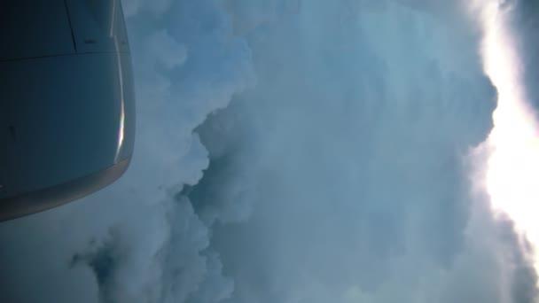Літаки Літають Хмарах Літаком Крило Блакитне Небо Вертикальні Кадри Високоякісні — стокове відео