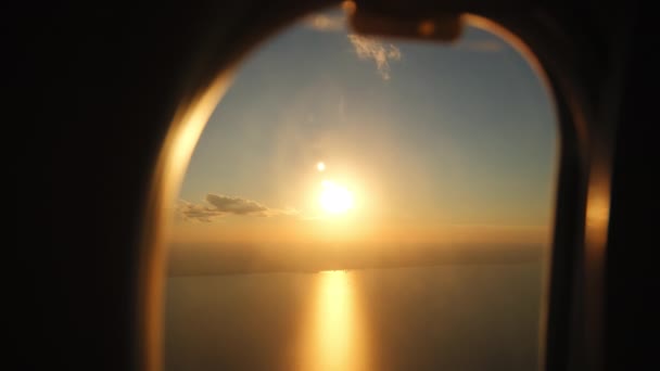 飛行機 飛行機ウィング ゴールドサンセット ワイドショット映像 高品質の4K映像 — ストック動画