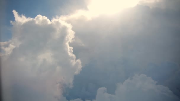 飛行機のポートホールから見た大きな白い雲の広いショット 高品質の4K映像 — ストック動画