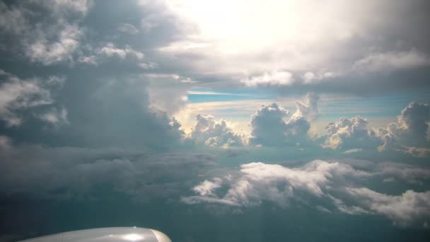 Cielo Blu Grandi Nuvole Bianche Ampia Vista Dall Oblò Piano — Video Stock