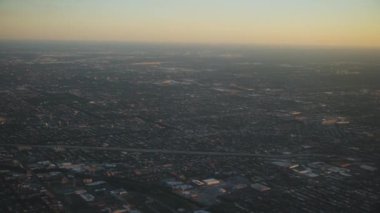 Chicago Ohare havaalanına inen uçağın görüntüsü. Geniş açı. Yüksek kalite 4k görüntü