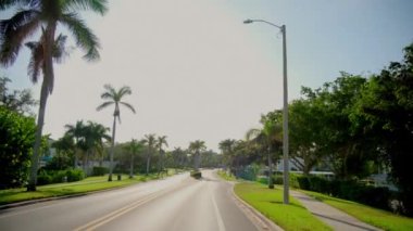 Napoli Florida 'da caddede giden POV aracına bakın. Trafikte arabaları olan bir yol. Geniş açı. Yüksek kalite 4k görüntü