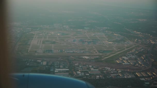 Kilátás Chicagói Ohare Repülőtér Leszálló Repülőgépről Kilátás Repülőtérre Kiváló Minőségű — Stock videók