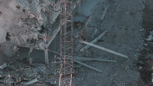 破壊された建物の航空ショット 建物の解体について 破壊現場でゴミを処理する掘削機 高品質の4K映像 — ストック動画