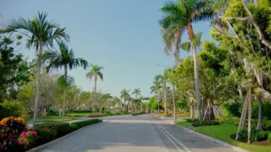 Napoli Florida 'da caddede giden POV aracına bakın. Geniş açı. Yüksek kalite 4k görüntü