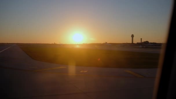 エアプレーンはシカゴ国際空港のターミナルでゲートにドライブします ワイドショット 高品質の4K映像 — ストック動画