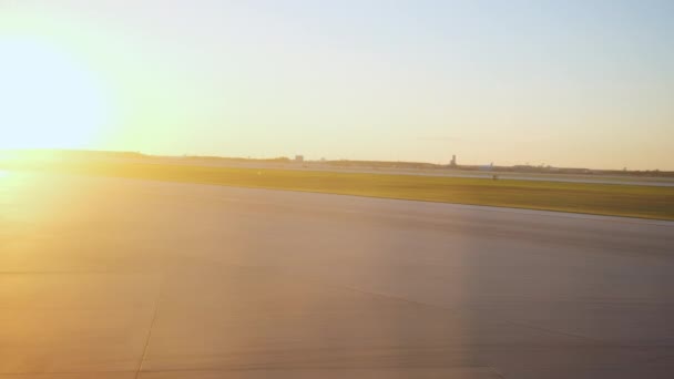飛行機は日没時にシカゴ国際空港のターミナルでゲートにドライブします ワイドショット 高品質の4K映像 — ストック動画