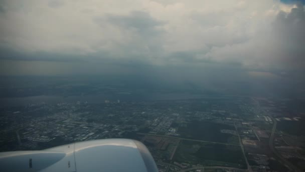 飛行機のポートホールウィンドウを介して乗客が見たように 飛行機の飛行機で飛行する飛行機の翼 ワイドビュー 高品質の4K映像 — ストック動画
