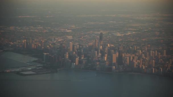 シカゴ オハレ空港に着陸する飛行機のポートホールからの眺め 高品質の4K映像 — ストック動画