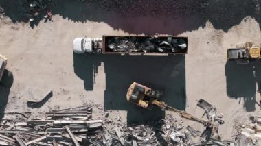 Binanın yıkılması. Kazıcı bir yıkım alanında çöp gibi çalışıyor. Yıkılan binaların insansız hava aracı görüntüleri. Yüksek kalite 4k görüntü