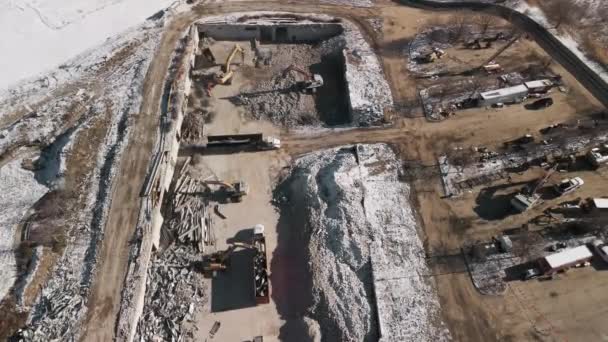 被毁建筑的无人机射击 大楼的拆迁 挖掘机在拆迁现场处理垃圾 大范围拍摄 高质量的4K镜头 — 图库视频影像