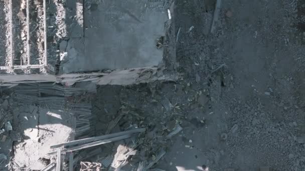 破壊現場でゴミを取り除くために働く機械 破壊された建物のドローンダウンショット 高品質の4K映像 — ストック動画