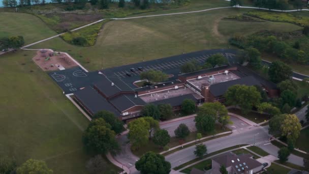 Hohe Luftaufnahme Des Campus Mit Gemauerten Akademischen Gebäuden Und Sportplätzen — Stockvideo
